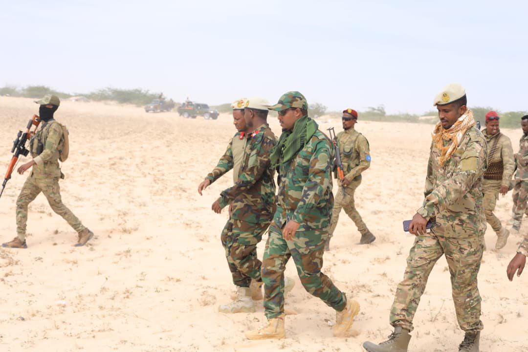 Taliyaha Ciidanka Dhulka oo gaaray Ceeldheer.jpg